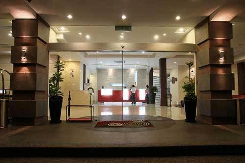 Hotel 98 Kuching Bagian luar foto